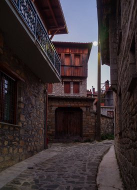 Yunanistan 'ın Epirus dağlarındaki Metsovo dağ turizm köyünde geleneksel mimari caddeler ve evler