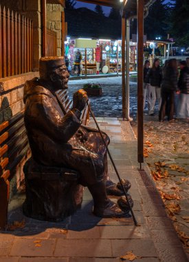 Apomachos Metsovitis, Yunanistan 'ın Epirus dağlarındaki Metsovo dağ turizm köyünde Kyriakos Rokos' un bir heykeli.