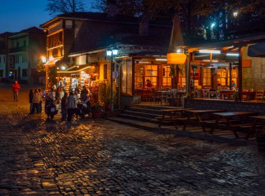 Yunanistan 'ın Epirus dağlarındaki Metsovo kasabasında akşam saatlerinde geleneksel Yunan mutfağına sahip sokaklar ve meyhaneler aydınlatıldı