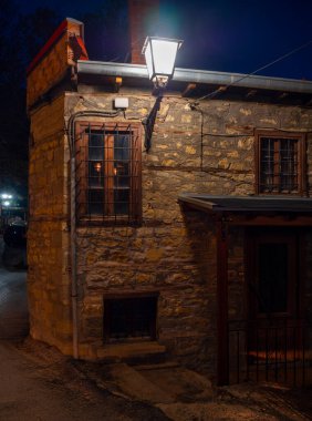 Yunanistan 'daki Epirus dağlarındaki Metsovo köyünde akşam vakti geleneksel mimari caddeleri ve evleri