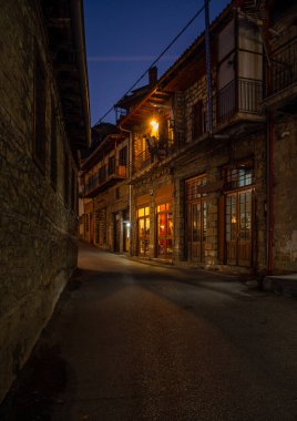 Yunanistan 'daki Epirus dağlarındaki Metsovo köyünde akşam vakti geleneksel mimari caddeleri ve evleri