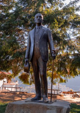Evangelos Averof-Tositsas heykeli. Heykeltıraş Janis Pappas, 1991 yılında Yunanistan 'ın Epirus dağlarındaki Metsovo kasabasına yerleştirildi.