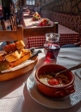 Yunanistan 'ın Metsovo kentindeki bir Yunan tavernasında pişmiş Metsovone peyniri.