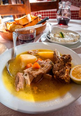 Yunanistan 'ın Metsovo kentindeki bir Yunan tavernasında zengin keçi çorbası