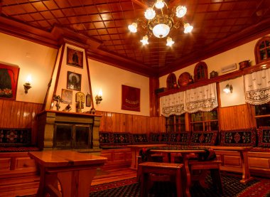 Yunanistan 'ın Epirus dağlarındaki Metsovo adlı turizm köyündeki geleneksel bir Yunan Ulah otelinin içini.