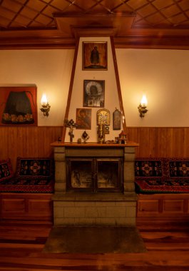 Yunanistan 'ın Epirus dağlarındaki Metsovo adlı turizm köyündeki geleneksel bir Yunan Ulah otelinin içini.