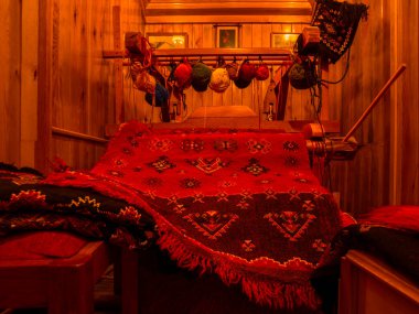 Yunanistan 'ın dağlarındaki Metsovo adlı turizm köyündeki bir Yunan Ulah otelinde geleneksel bir dokuma tezgahı.