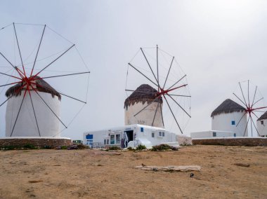 Yunanistan 'daki Mykonos adasının yel değirmenlerinin panoramik manzarası