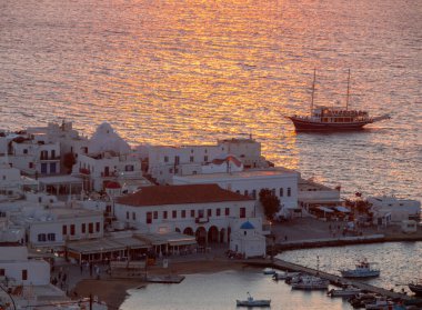 Yunanistan 'ın Mykonos adasındaki Akdeniz kentinin gün batımı manzarası
