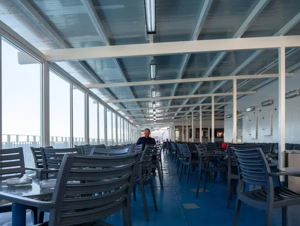 Yunanistan 'da Ege Denizi' nde bir feribotun güvertesindeki yolcular