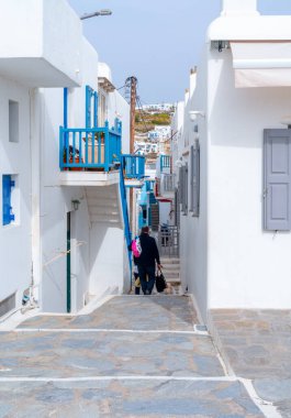 Yunanistan 'ın Mykonos adasında geleneksel sokakları daralt