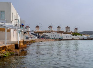 Yunanistan 'daki Mykonos adasının yel değirmenlerinin panoramik manzarası