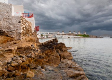 Yunanistan 'daki Mykonos adasının yel değirmenlerinin panoramik manzarası