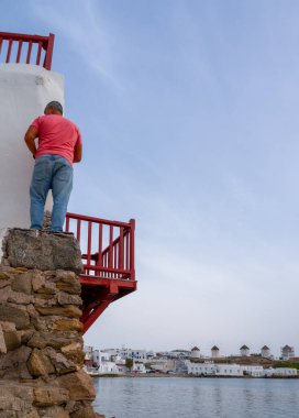 Yunanistan 'daki Mykonos adasının yel değirmenlerinin panoramik manzarası