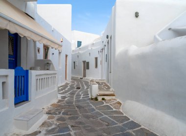 Yunanistan 'ın Mykonos adasında geleneksel sokakları daralt