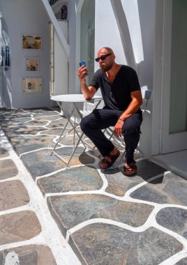 Yunanistan 'ın Mykonos adasının Chora bölgesindeki geleneksel mimari caddelerinde turistler