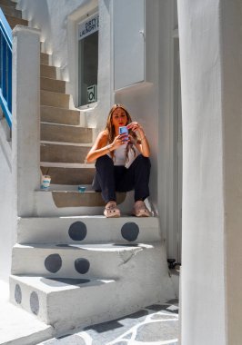 Yunanistan 'ın Mykonos adasının Chora bölgesindeki geleneksel mimari caddelerinde turistler