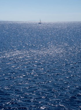 Yat ve güneş altındaki adalar Yunanistan 'daki Ege Denizi' nde parlıyor