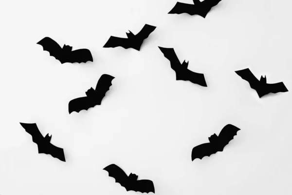 Halloween Konzept Schwarze Papierfledermäuse Auf Weißem Hintergrund Flache Lage Draufsicht — Stockfoto