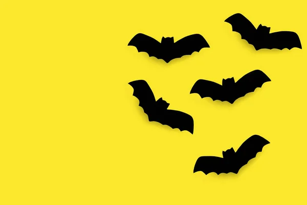 Conceito Halloween Morcegos Papel Preto Sobre Fundo Amarelo Flat Lay — Fotografia de Stock