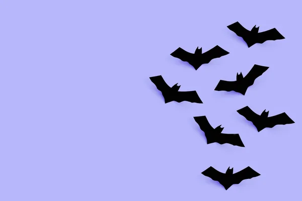 Halloween Concept Zwart Papieren Vleermuizen Een Paarse Achtergrond Vlakke Lay — Stockfoto