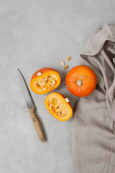 Čerstvé Oranžové Dýně Šedém Pozadí Podzimní Koncept Doba Sklizně Podzim — Stock fotografie