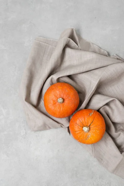 Frische Orangefarbene Kürbisse Auf Grauem Hintergrund Herbstkonzept Erntezeit Herbst — Stockfoto