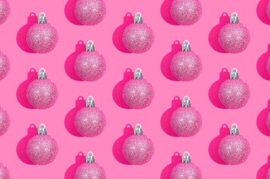 Şablon, pembe arka plandaki Noel toplarıyla yapılmış. Düz konum, üst görünüm, kopyalama alanı 