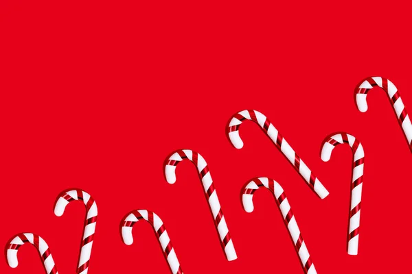Kerst Suikerriet Een Rode Achtergrond Platte Lay Bovenaanzicht Kopieerruimte Creatief — Stockfoto