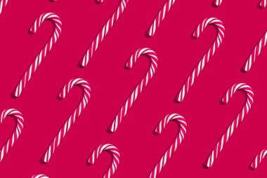 Eflatun bir arka planda Noel şekeri deseni. Düz konum, üst görünüm, kopyalama alanı