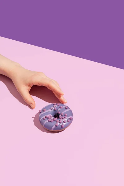 Une Main Avec Donut Savoureux Sur Fond Couleur — Photo