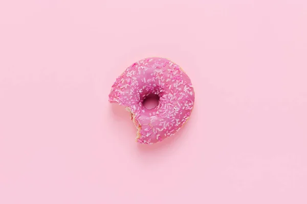 Vista Superior Donut Rosa Fundo Rosa Espaço Cópia — Fotografia de Stock