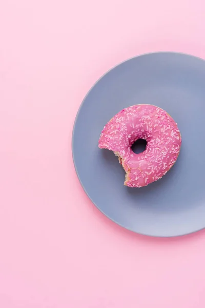 Vista Superior Donut Rosa Uma Placa Azul Fundo Rosa Espaço — Fotografia de Stock