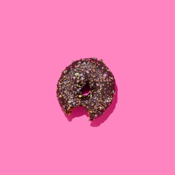 Vista Superior Donut Chocolate Fundo Rosa Espaço Cópia — Fotografia de Stock