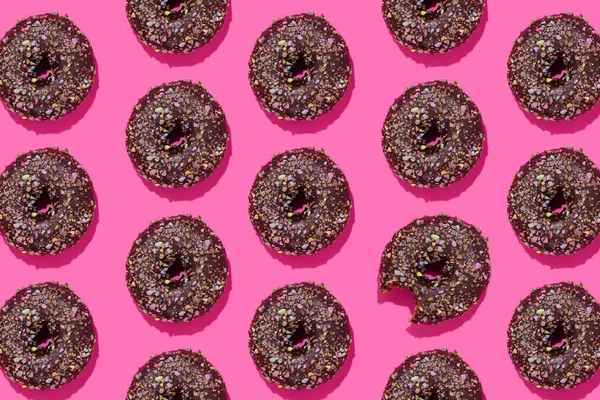 Donuts Patroon Bovenaanzicht Van Chocolade Geglazuurde Donuts Met Hagelslag Een — Stockfoto