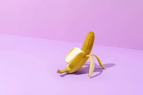 Kreativ Gyllene Banan Med Glitter Ljus Lila Bakgrund Kopiera Utrymme — Stockfoto