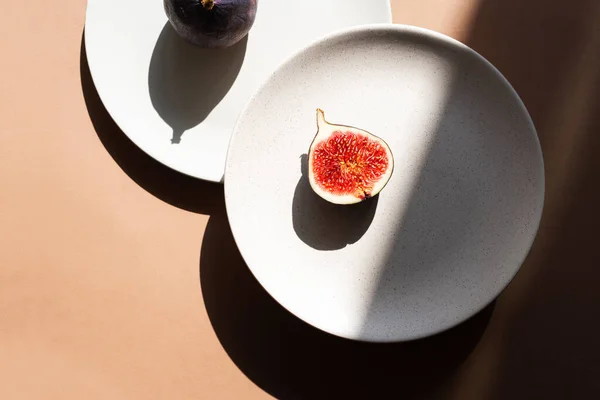 还有新鲜的无花果和盘子自然色彩的照片 具有戏剧性光影的最小食物概念 — 图库照片