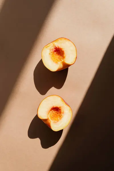 新鮮な桃と共に生きている 自然な色で撮った写真です ドラマチックな光と影のミニマルフードコンセプト — ストック写真