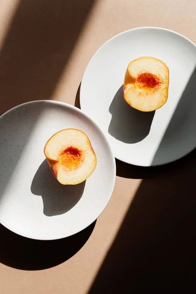 还有新鲜的桃子和盘子自然色彩的照片 具有戏剧性光影的最小食物概念 — 图库照片