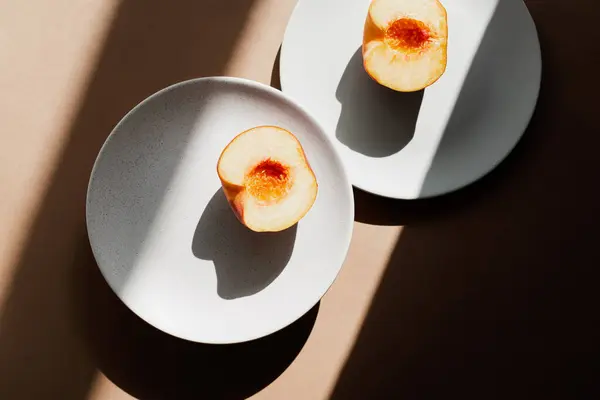 还有新鲜的桃子和盘子自然色彩的照片 具有戏剧性光影的最小食物概念 — 图库照片