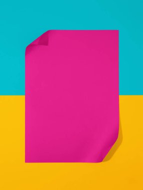 Farklı renklerden oluşan kağıttan yapılmış çok renkli arkaplan, morumsu arkaplan üzerindeki boşluğu kopyala