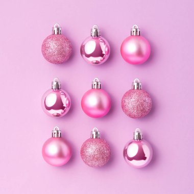 Pembe arka planda pembe Noel süslemeleri. Yaratıcı Tatil Konsepti