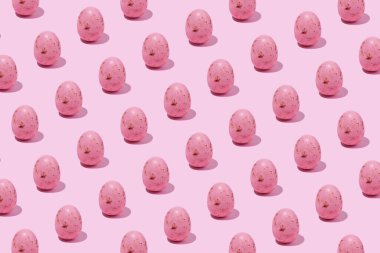 Pembe parlak Paskalya yumurtası deseni pembe arka plana gölge düşürüyor, minimalizm kavramı, kopyalama alanı