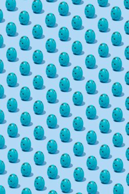 Mavi Paskalya yumurtasının mavi arka plandaki gölgesi, minimalizm konsepti, kopyalama alanı