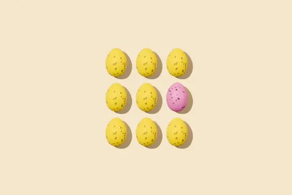 Sarı Arka Planda Paskalya Için Güzel Sarı Tavuk Yumurtası Deseni Telifsiz Stok Fotoğraflar