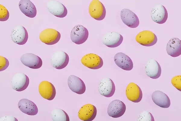Pola Telur Paskah Coklat Berwarna Putih Ungu Dan Kuning Pada Stok Foto Bebas Royalti