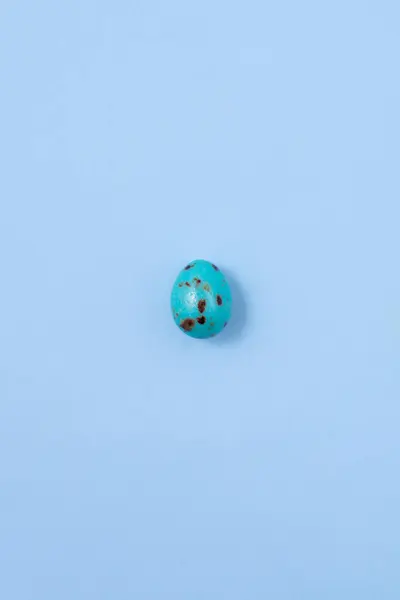 Bir Benekli Mavi Paskalya Yumurtası Mavi Bir Arka Plana Gölge Stok Resim