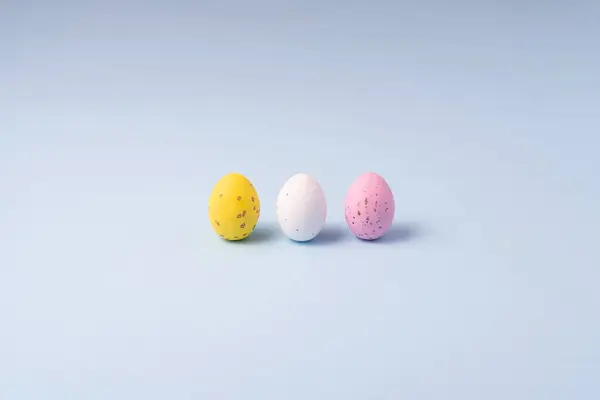 Mavi Arka Planda Benekli Çikolata Renkli Paskalya Yumurtaları Minimalizm Paskalya Telifsiz Stok Imajlar
