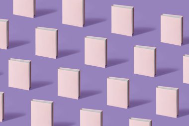Pastel pembe kitapların yumuşak gölgeli mor arkaplan üzerindeki deseni, kopyalama uzayı. Eğitim, Eğitim ve Kitap Aşıkları Günü konsepti