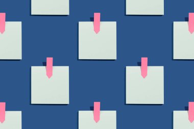 Mavi arkaplandaki notlar için boş mavi kağıdın deseni. Ofis ve okul malzemeleri mavi arka planda. Okul konseptine geri dön, üst görünüm